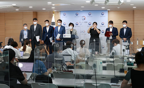 박순애 부총리 겸 교육부 장관이 19일 정부서울청사에서 ‘반도체 관련 인재양성 방안’ 관계부처 합동 브리핑을 하고 있다. (사진=교육부)