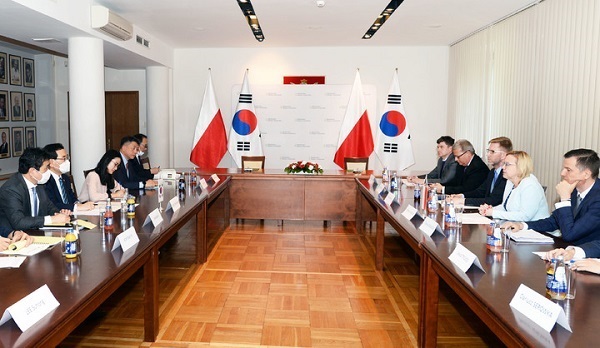 이창양 산업통상자원부 장관이 6월 30일(현지시간) 폴란드 바르샤바 기후환경부에서 안나 모스크바 장관과 만나 원전 등에서 양국간 포괄적 협력방안을 논의하고 있는 모습.(사진=산업통상자원부)