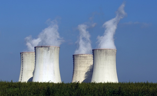 체코는 유럽을 중심으로 한 원전 확대 방침에 2040년까지 최대 4기의 원전 추가 건설을 추진 중이다. 사진은 지난 2011년 9월 27일(현지시간) 체코 두코바니의 원자력 발전소 4개 냉각탑에서 수증기가 솟아오르는 모습. (사진=저작권자(c) AP=연합뉴스, 무단 전재-재배포 금지)