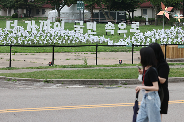 지난 6월 26일 서울 용산공원을 찾은 시민들이 ‘국민의 바람정원’ 인근에서 걷고 있다. (사진=저작권자(c) 연합뉴스, 무단 전재-재배포 금지)