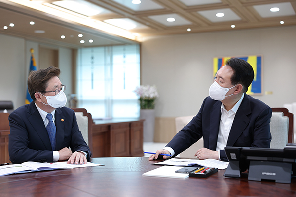 윤석열 대통령이 21일 오전 서울 용산 대통령실 청사에서 박보균 문화체육관광부 장관으로부터 부처 업무보고를 받고 있다. (사진=대통령실)