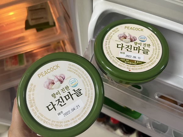 유통기한이 지난 다진 마늘을 새 제품으로 교체했다.