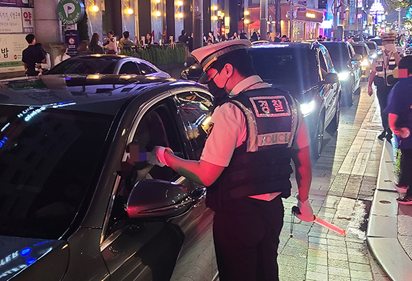 지난 22일 서울 강남구 신사동 압구정 로데오거리에서 경찰이 음주운전 단속을 하고 있다. (사진=저작권자(c) 연합뉴스, 무단 전재-재배포 금지)