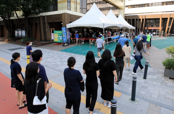 7월 26일 오전 서울 송파구보건소에 마련된 코로나19 선별진료소에서 시민들이 검사를 위해 대기하고 있다.(사진=저작권자(c) 뉴스1, 무단 전재-재배포 금지)