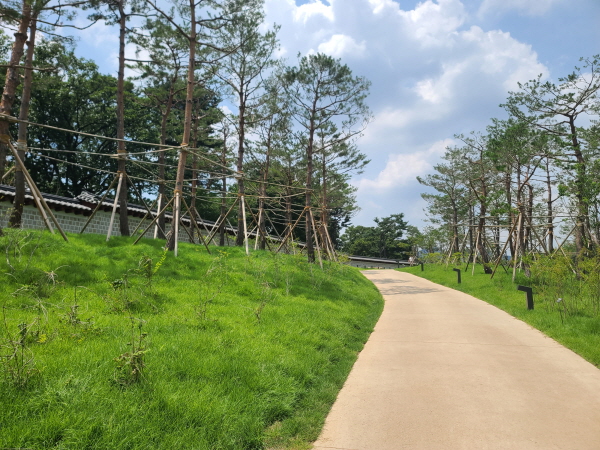 약 8,000㎡의 녹지대에 우리나라 고유 수종 760그루를 식재했다.