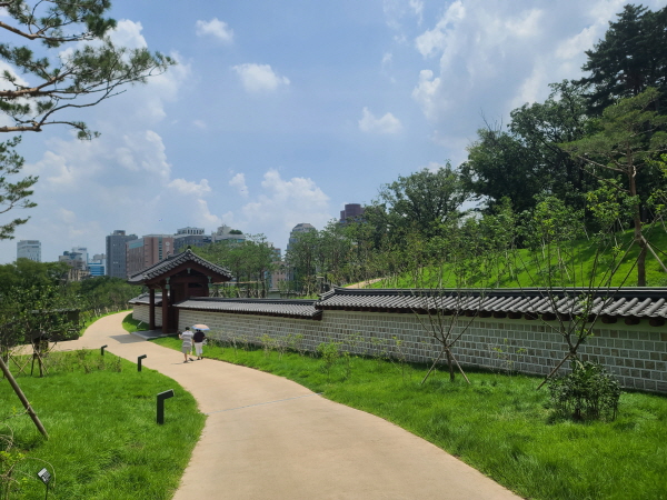조선왕실의 발자취를 느끼며 산책할 수 있는 궁궐담장길이 7월 22일 무료 개방됐다.