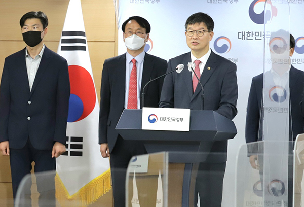 이기일 보건복지부 차관이 27일 ‘바이오헬스산업 활성화 방안’을 발표하고 있다. (사진=보건복지부)