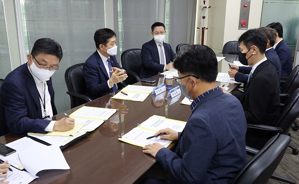 김주현 금융위원회 위원장, 이복현 금융감독원장, 신봉수 대검 반부패 강력부장, 김근익 한국거래소 시장감시위원회 위원이 28일 오전 공매도 제도 관련 긴급회의를 열고 있다. (사진=금융위원회 제공)