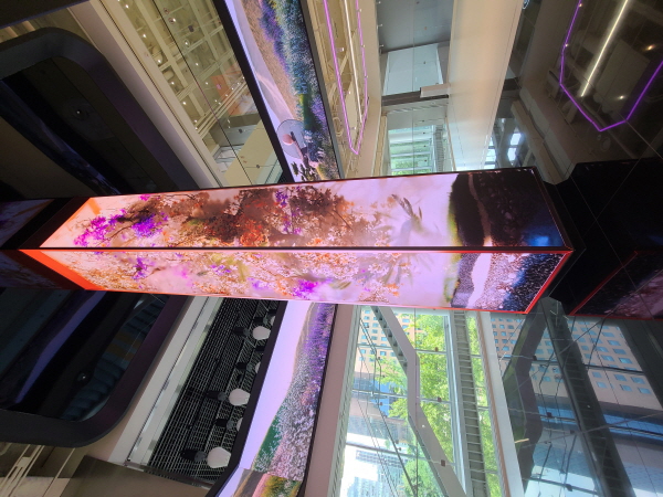 다채로운 한국관광콘텐츠들을 하나로 연결하는 수직형 미디어 하이커 타워가 웅장하다.