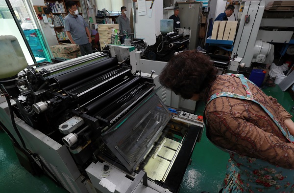 지난 5월 16일 부산 부산진구의 한 인쇄소에서 인쇄작업이 이뤄지고 있는 모습. (사진=저작권자(c) 연합뉴스, 무단 전재-재배포 금지)