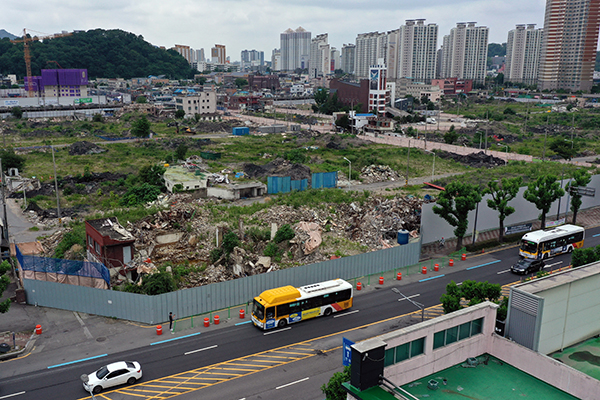 ‘학동참사’ 1주기를 하루 앞둔 지난 6월 8일 오후 광주 동구 학동4구역 재개발 사업지 사고 현장 앞을 시내버스가 지나고 있다. (사진=저작권자(c) 연합뉴스, 무단 전재-재배포 금지)