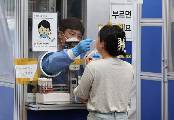 2일 오전 서울 송파구보건소 선별진료소에서 의료진이 검체채취를 하고 있다. (사진=저작권자(c) 연합뉴스, 무단 전재-재배포 금지)