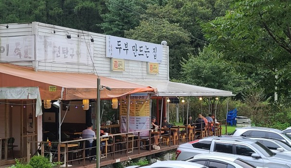 식당은 가능하면 야외 테이블이 있는 곳이나 창문을 개방한 곳을 이용한다.