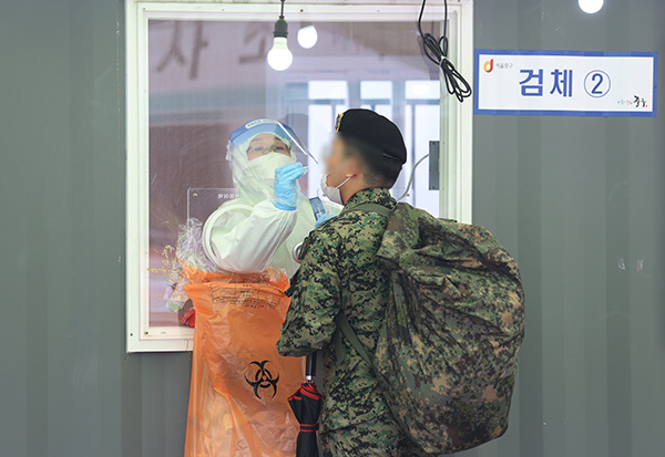 서울역 광장 선별검사소에서 한 군인이 코로나19 검사를 받고 있다. (사진=저작권자(c) 연합뉴스, 무단 전재-재배포 금지)