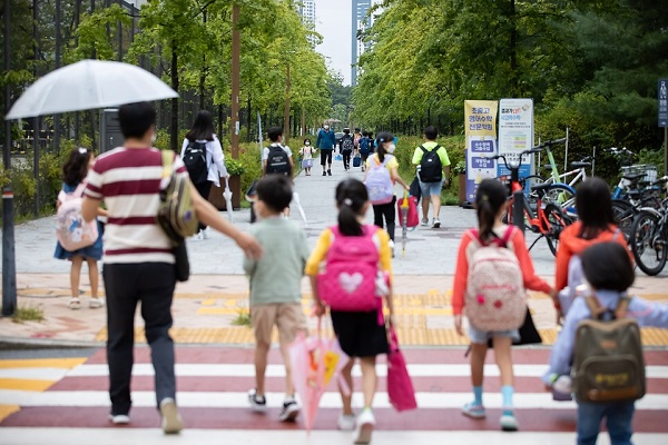 세종시 새롬초등학교 학생들이 등교하고 있다. (사진=문화체육관광부 국민소통실)