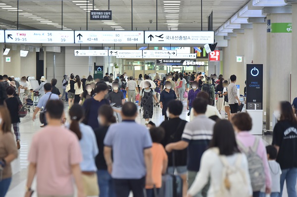 제주국제공항 출발층이 여행객들로 붐비고 있다, (사진=저작권자(c) 연합뉴스, 무단 전재-재배포 금지)