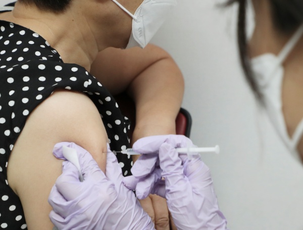울산 남구보건소에서 한 시민이 코로나19 백신 4차 접종을 받고 있다.(사진=저작권자(c) 뉴스1, 무단 전재-재배포 금지)