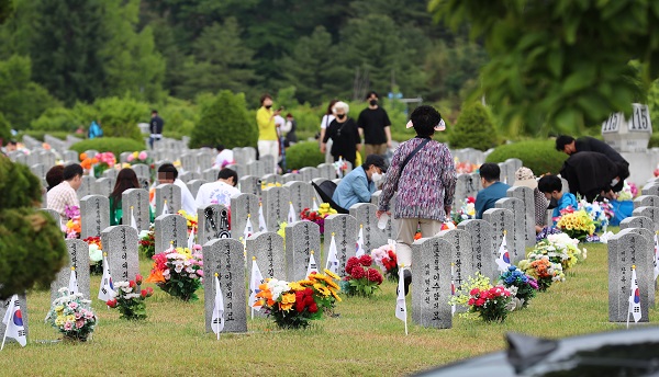 현충일인 지난 6월 6일 대전 유성구 국립대전현충원을 찾은 참배객들. (사진=저작권자(c) 연합뉴스, 무단 전재-재배포 금지)