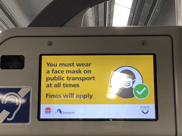 시드니 지하철 모니터 화면. 공공교통에서의 마스크 착용은 권고로 바뀌었는데, 아직 업데이트가 안 된 듯하다.