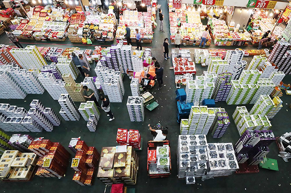 지난해 추석을 앞두고 대전 유성구 노은농수산물도매시장 내 청과물시장에서 상인들이 과일을 포장하고 있다.(사진=국민소통실)