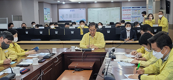 한덕수 국무총리가 9일 오전 서울 서초구 한강홍수통제소를 찾아 집중호우 현장점검을 하고 있다.(사진=국무조정실)