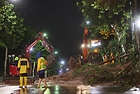 폭우가 내린 9일 오전 서울 서초구의 한 도로에 산사태가 발생해 일부 차선 통제와 복구 작업이 이뤄지고 있다.(사진=저작권자(c) 연합뉴스, 무단 전재-재배포 금지)