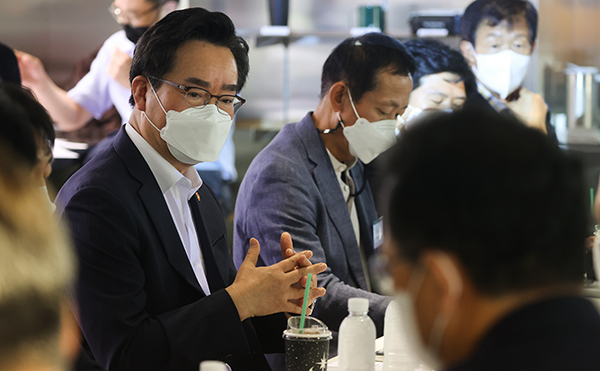 정황근 농림축산식품부 장관이 지난 3일 오후 서울 강남구 신사동 식물성 도산 카페에서 열린 스마트팜 수출 활성화를 위한 업계 간담회에서 인사말을 하고 있다. (사진=저작권자(c) 연합뉴스, 무단 전재-재배포 금지)