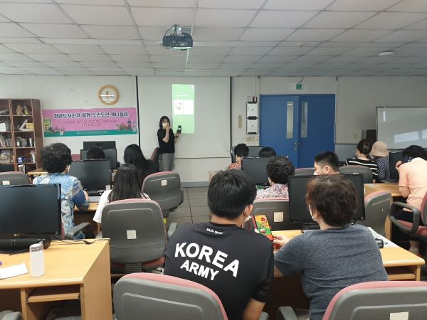 어르신과 학생이 짝을 이뤄서 스마트폰 및 키오스크 사용법을 교육받고 있다.(사진=용산구자원봉사센터)