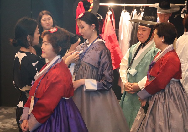 지난 2019년 8월 13일 국외 거주 독립유공자 후손 초청행사에서 참석자들이 한복체험을 하고 있다. (사진=저작권자(c) 연합뉴스, 무단 전재-재배포 금지)