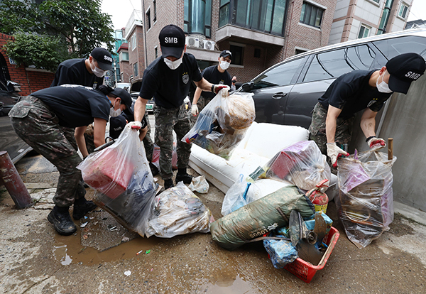 10일 오후 서울 관악구 신사동 일대에서 수도방위사령부 장병들이 침수가구 집기류 정리 및 폐기물 등을 처리하고 있다. (사진=저작권자(c) 연합뉴스, 무단 전재-재배포 금지)