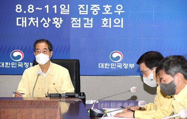 한덕수 국무총리가 11일 정부서울청사 중앙재난안전상황실 서울상황센터에서 집중호우 대처상황 점검회의를 주재하고 있다. (사진=저작권자(c) 연합뉴스, 무단 전재-재배포 금지)