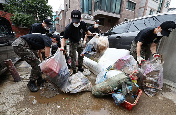 지난 10일 오후 서울 관악구 일대에서 수도방위사령부 장병들이 침수가구 집기류 정리 및 폐기물 등을 처리하고 있다. (사진=저작권자(c) 연합뉴스, 무단 전재-재배포 금지)