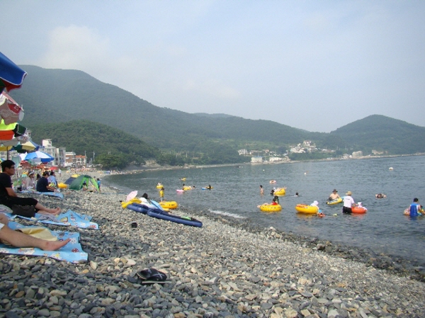 바다에서 물놀이는 이안류 발생에 주의해 튜브 등 안전장구를 착용해야 안전하다.