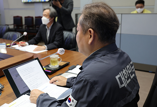 이상민 행정안전부 장관이 코로나19 대응 중대본 회의에 노란색이 아닌 민방위복 시제품을 입고 참석했다. 행안부는 민방위복의 디자인을 바꾸기 위해 시제품을 제작해 을지훈련에 각각 입어본 후 결정할 예정이다. (사진=저작권자(c) 연합뉴스, 무단 전재-재배포 금지)