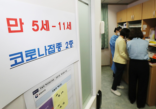 광주 북구 미래아동병원에서 의료진들이 백신 접종을 준비하고 있다. (사진=저작권자(c) 연합뉴스, 무단 전재-재배포 금지)