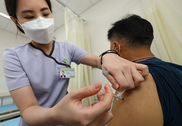 서울 강서구 부민병원을 찾은 시민이 코로나19 백신 접종을 받고 있다. (사진=저작권자(c) 연합뉴스, 무단 전재-재배포 금지)