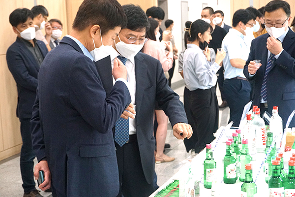 18일 서울 마포세무서에서 열린 영세 주류제조사 수출 설명회에서 참석자들이 해외 주요 국가별로 수출되고 있는 주류를 살펴보며 시음하고 있다.(사진=국세청)