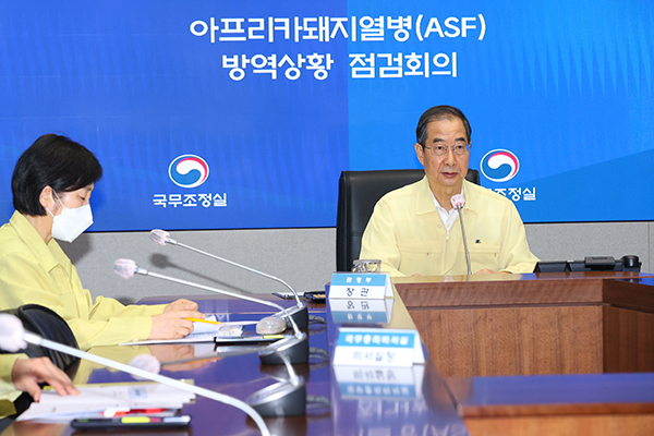 한덕수 국무총리가 19일 서울 세종로 정부서울청사에서 ‘아프리카돼지열병(ASF) 방역상황 점검회의’를 주재하고 있다.(사진=국무조정실)