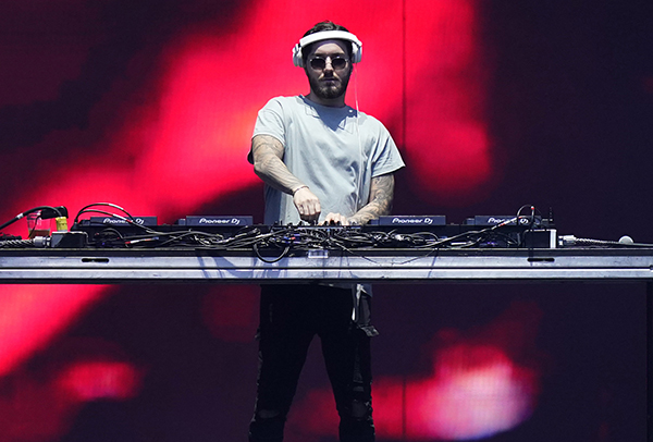 스웨덴의 DJ 알레소가 지난 12일 금요일 플로리다 마이애미 가든스의 하드 록 스타디움에서 턴테이블리즘 음악을 선보이고 있다. (사진=저작권자(c) AP/연합뉴스, 무단 전재-재배포 금지)