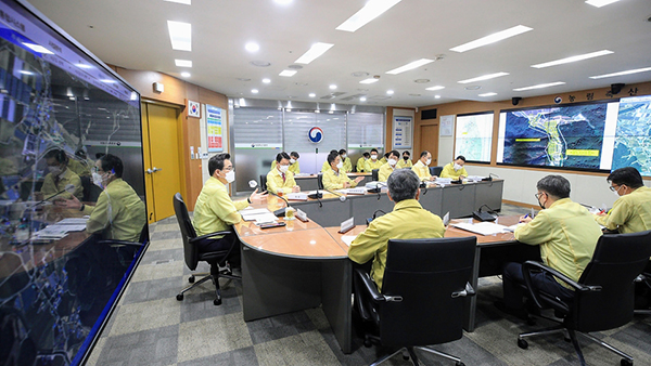 지난 19일 정부세종청사 농식품부 청사에서 농림축산식품부·행정안전부·환경부·농림축산검역본부·가축위생방역지원본부 등의 관계기관이 참석한 가운데 ASF 긴급 방역상황회의가 진행되고 있다.(사진=농림축산식품부)