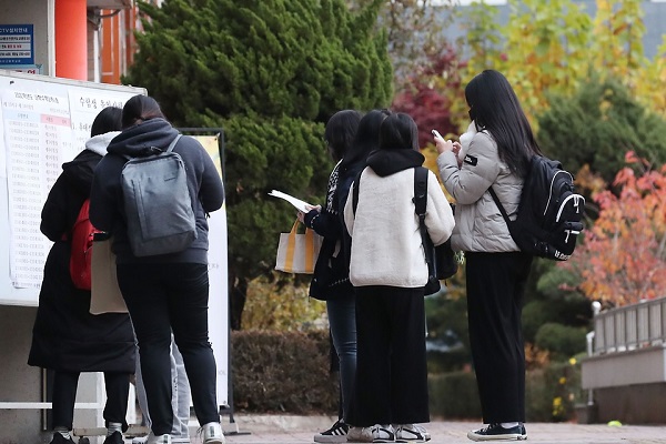 2022학년도 대학수학능력시험일인 2021년 11월 18일 오전 서울 영등포구 여의도여자고등학교에서 수험생들이 시험장으로 들어가고 있다. (사진=문화체육관광부 국민소통실)