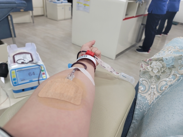 전혈 헌혈하는 모습.