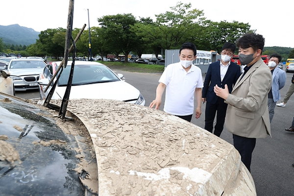 원희룡 국토교통부 장관이 15일 경기 과천시 서울대공원 침수차 임시 적치장을 방문해 집중호우로 대량 발생한 침수차 발생현황을 점검하고 있다.(사진=국토교통부)