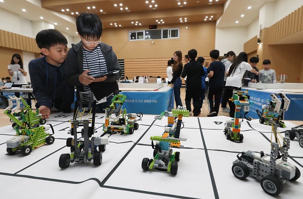마포구 초·중등부 창의소프트웨어 경진대회에서 참가자들이 로봇농구 경기에 출전하는 로봇을 살펴보고 있다. (사진=저작권자(c) 연합뉴스, 무단 전재-재배포 금지)