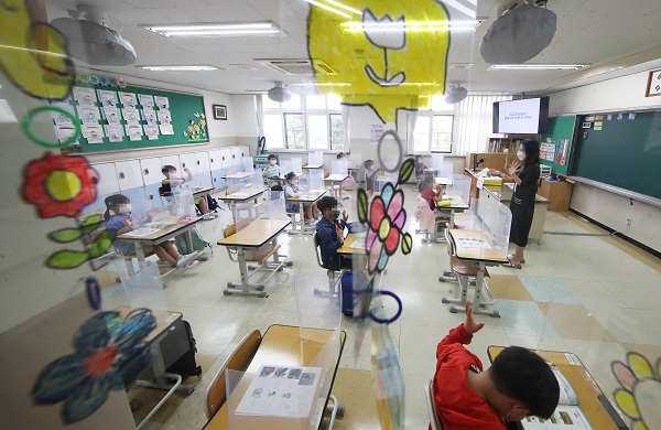 초등학교 1학년 학생들이 교사와 인사하고 있는 모습. (사진=저작권자(c) 연합뉴스, 무단 전재-재배포 금지)