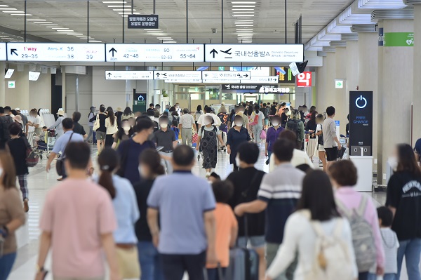 제주국제공항 출발층이 여행객들로 붐비고 있다. (사진=저작권자(c) 연합뉴스, 무단 전재-재배포 금지)