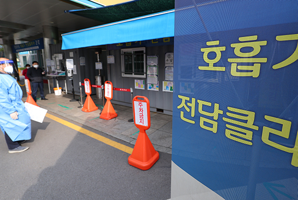 코로나19 호흡기 진료 지정 의료기관으로 지정된 서울 시내의 병원을 찾은 시민이 검사를 기다리고 있다. (사진=저작권자(c) 연합뉴스, 무단 전재-재배포 금지)