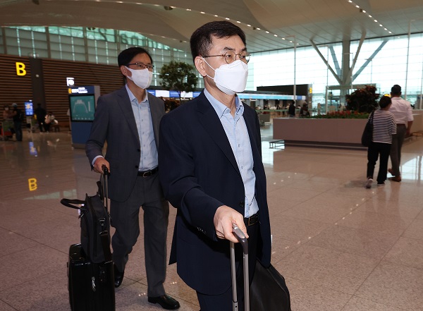 안성일 산업통상자원부 신통상질서전략실장이 29일 오전 인천공항에서 출국장으로 향하고 있다. 안 신통상질서전략실장과 기획재정부 손웅기 통상현안대책반장, 외교부 이미연 양자경제외교국장 등으로 구성된 정부 합동대표단은 미국의 '인플레이션 감축법(IRA)' 시행에 대한 우리 정부와 업계의 우려를 전달하기 위해 미국을 긴급 방문한다.(사진=저작권자(c) 연합뉴스, 무단 전재-재배포 금지)