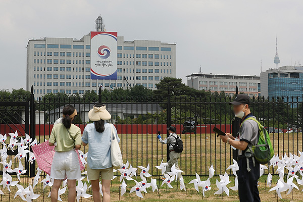 반환받은 주한미군 장군 숙소부지 등에 조성된 용산공원이 시범개방된 지난 6월 10일 시민들이 편의시설을 둘러보고 있다. (사진=문화체육관광부 국민소통실)