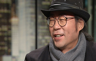 조용필에게 ‘고추잠자리’와 ‘못 찾겠다 꾀꼬리’ 노랫말을 써준 김순곤. ‘고추잠자리’는 그의 데뷔작이다. 이후 대중가요의 대표적 작사가로 성공해 1000여 곡의 노랫말을 썼다. 최근에는 유명한 컬러링북 작가로 변신했다. (사진=온라인 커뮤니티)